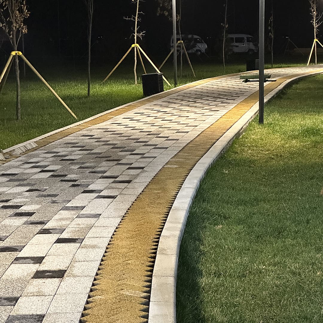 Освещённая гранитная пешеходная дорожка, уложенная Twinstone в парковой зоне